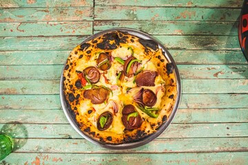 Pizza vegetariana sobre mesa de madera 