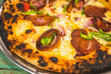 Pizza vegetariana sobre mesa de madera 