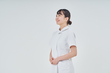 屋内で白衣を着た若い女性