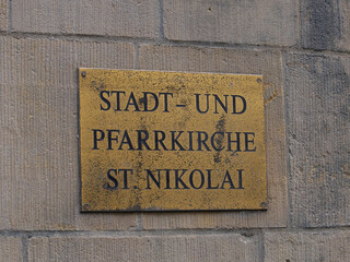 Schild an der Nikolaikirche: Stadt- und Pfarrkirche St. Nikolai. Leipzig, Sachsen, Deutschland

