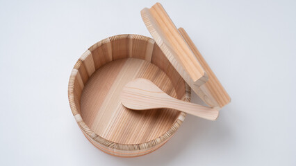 木製のおひつとシャモジ・日本のお米を入れる桶