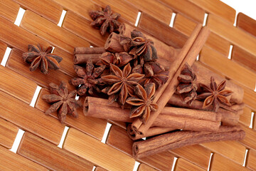 Obraz premium Cinnamon sticks and stars anise over wooden background