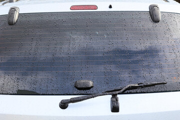 Krople deszczu - wody na karoserii samochodu i na szybie. - obrazy, fototapety, plakaty