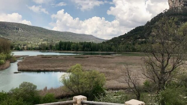 Vídeo panorámica de las montañas junto al lago en Cuenca 