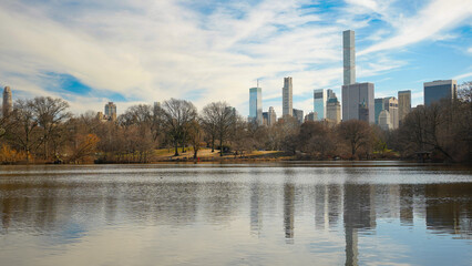 Obraz premium Lake by the city
