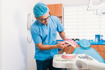 Dentista indica dientes con su mano derecha