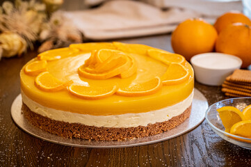 Orangentorte auf Holztisch