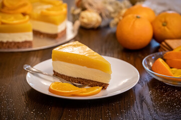 Stück Orangentorte auf Teller 