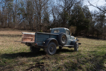 Fototapeta na wymiar 1954 vintage truck in a field.