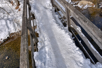 Obraz premium Bodental, Holzsteig, Geländer, Holzgeländer, Brett, Bretter, gesichert, Latten, zugeschneit, eingeschneit, Meerauge Bodental, Kärnten, Natur, natürlich, Ferlach, Steig, Winter, Spur, Fußspuren, ausge