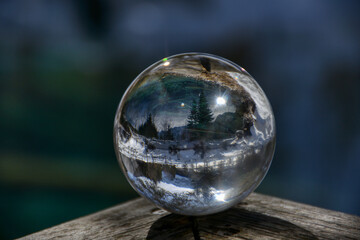 Kugel, Glaskugel, Meerauge, Bodental, Glaskugel-Fotografie, Motiv, gespiegelt, Optik, Verzerrung, Effekt, Experimentieren, romantisch, Fotokugel, gespiegelte Realität, Realität, aufregend, spannend,  