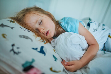 Preschooler girl sleeping in her bed - obrazy, fototapety, plakaty