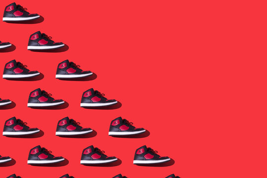 sikkerhedsstillelse Begyndelsen Hæl Pattern of NIKE Jordan Access sneakers in black and red, on the left side,  on a red background. Concept of sneaker, basketball, retro, michael jordan,  fashion, collection and casual Stock Photo 