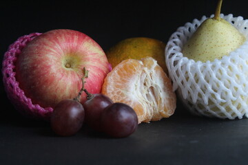 pears grape oranges and apples	