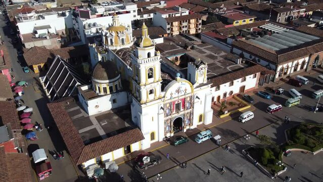 Chignahuapan, Puebla Mexico. Nov 23 2022. Panoramic drone view of the indigenous Baroque church Parroquia de Santiago Ap&oacute;stol in the central Plaza de Armas.