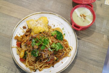 Spaghetti bolognese with lots of vegetables