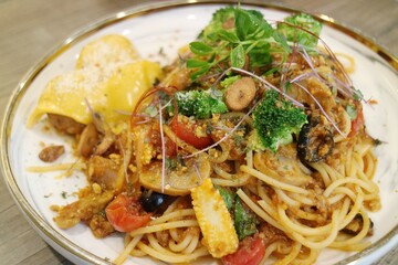 Spaghetti bolognese with lots of vegetables