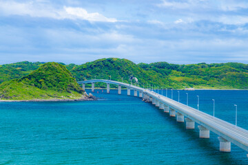コバルトブルーの美しい海に伸びる角島大橋