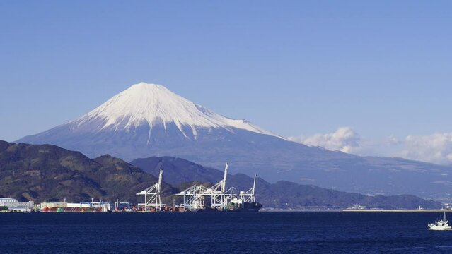 ＜静岡市清水＞清水港からみた興津ふ頭越しの富士山