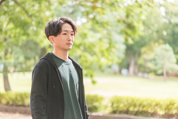 公園を散歩・ウォーキング・ランニングする男性
