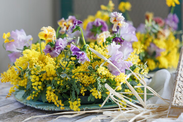 ミモザとパンジーのテーブルリース