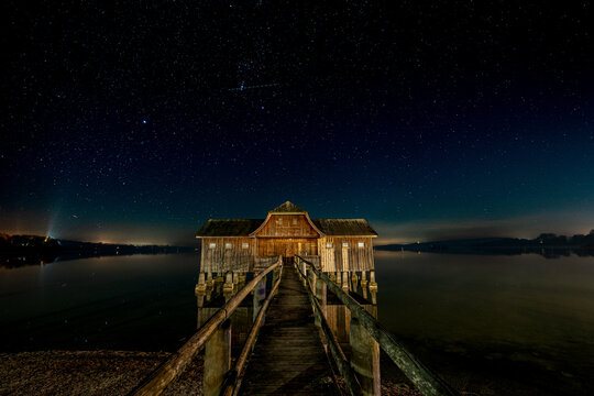 gro&szlig;es Bootshaus in Stegen am Ammersee unter Sternenhimmel