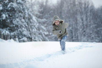 children race through the snow