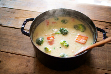 木の机の上のほっかほかクリームシチュー