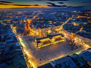 Rynek Główny w Krakowie o wschodzi słońca - widok z drona - obrazy, fototapety, plakaty