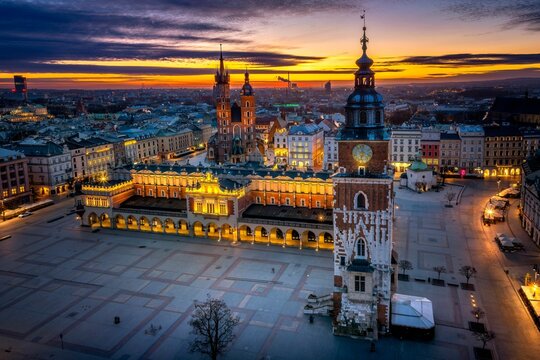 Rynek Gł&oacute;wny w Krakowie o wschodzi słońca - widok z drona