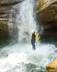 Mutprobe bei einem Klippensprung in eine Wasserfall-Gumpe beim Canyoning