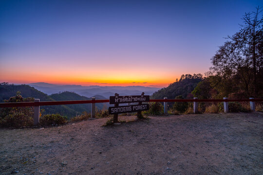 Colorful sunset in the mountains landscape, Sunset in mountains at Samoeng View Point, Chiang Mai in Thailand. Mountain valley during sunset, sunrise. Natural summer landscape © somchairakin