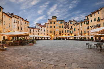 Lucca, Tuscany, Italy: the ancient elliptical Amphitheater square (Piazza dell'anfiteatro) with outdoor bars and restaurants in the old town of the medieval city - obrazy, fototapety, plakaty