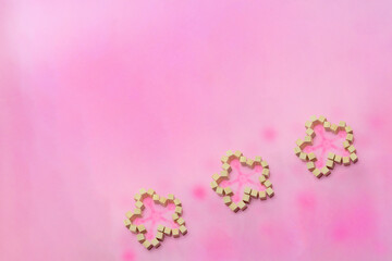 Obraz na płótnie Canvas ウッドキューブの桜が3つ並んだピンクの背景素材 