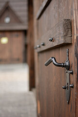 Metalowa klamka na drewnianych drzwiach - obrazy, fototapety, plakaty