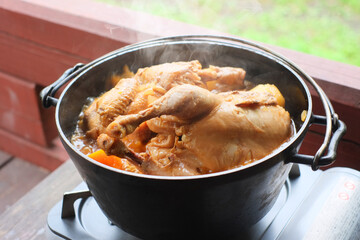 キャンプで鶏の蒸し焼き