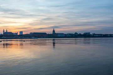 Fototapeta premium Sonnenuntergang in Mainz am Rhein