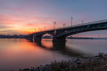 Plakat Sonnenuntergang an einer Brücke in Mainz am Rhein