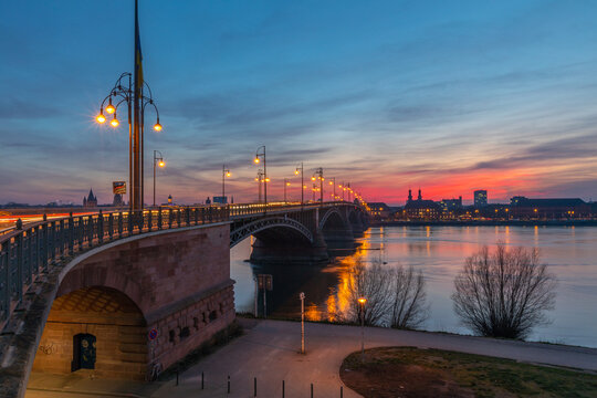 Beleuchtete Br&uuml;cke in Mainz am Rhein