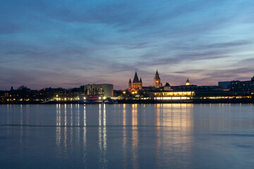Fototapeta na wymiar Skyline von Mainz am Rhein im Sonnenuntergang