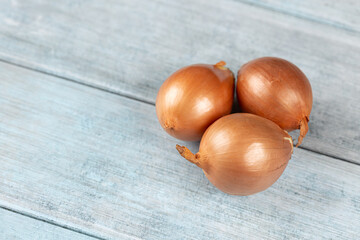 Flat lay voew whole onions wooden boards background