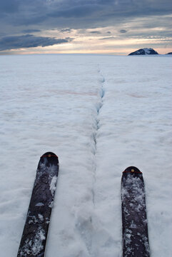 Skis pointing toward horison.