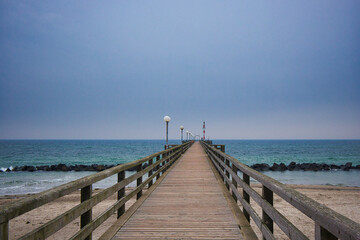 Blick auf die Seebrücke Wustrow auf dem Darß, Ostsee Strand, Wustrow, Mecklenburg Vorpommern, Deutschland