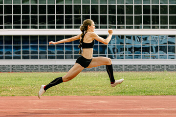 Obraz premium women athlete triple jump on athletics