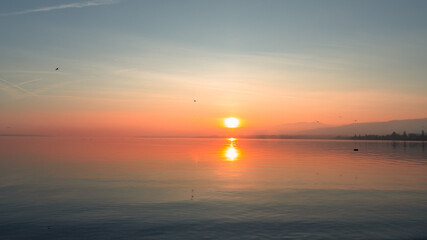 coucher du soleil sur le lac Léman, depuis la plage d'Allaman