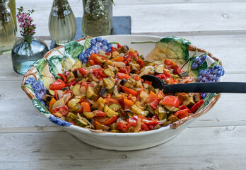 Salat in großer Schüssel zum Grill 