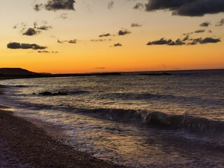 Cielo arancione sul mare al tramonto. Spiaggia, Mare di notte