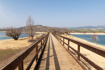 Obraz premium Alloz Reservoir. Pedestrian walkway. Yerri Valley