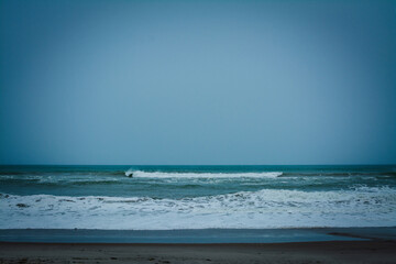 Angry ocean waves breaking on a empty sand beach. Kohe o Awa Beach, Pacific Coast, North Island, New Zealand - obrazy, fototapety, plakaty
