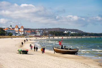 Landschaft eines Küstenstreifen an der Ostsee bei Binz auf Rügen - 573856377